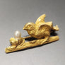 Rare Broche oiseau victorienne en or jaune 18 carats avec nid de perles