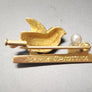 Rare Broche oiseau victorienne en or jaune 18 carats avec nid de perles