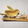 Rare Broche oiseau victorienne en or jaune 18 carats avec nid de perles