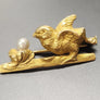 Rare Broche oiseau victorienne en or jaune 18 carats avec nid de perles
